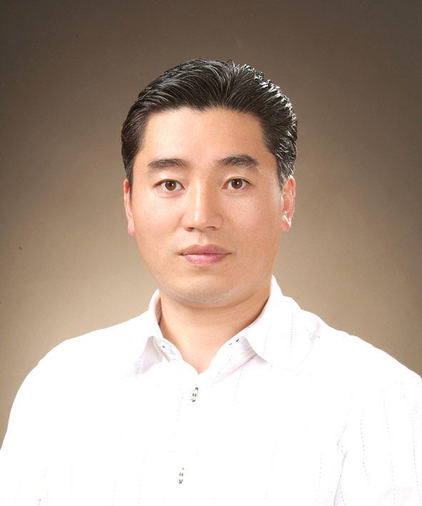 지난 12일 광주광역시 한 아파트 화재 현장에서 불길 피해 창틀에 매달려 있던 이웃 구한 양만열(45)씨. 사진=LG그룹 제공