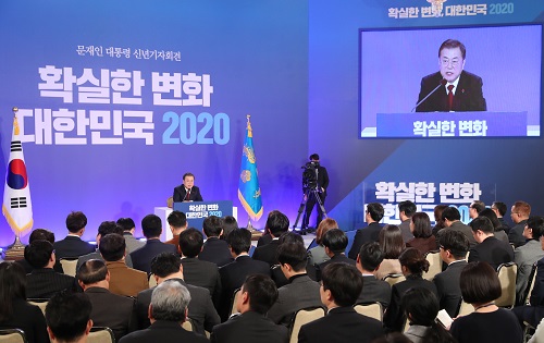문재인 대통령이 14일 오전 청와대 영빈관에서 열린 2020년 신년 기자회견에서 취재진 질문에 답하고 있다. 사진=연합뉴스