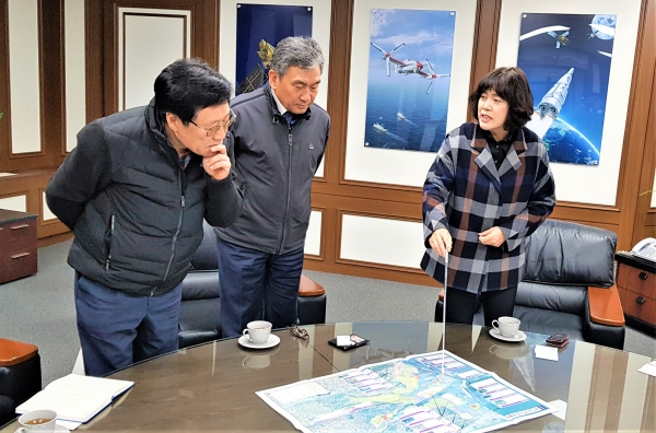 김현숙(우측) 새만금개발청장이 12일 한국우주항공연구원을 방문, 임철호 원장에게 새만금에 적합한 항공우주 분야 신산업을 설명하고 있다. 사진=새만금개발청