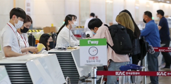 서울 강서구 김포공항에서 탑승객들이 탑승 수속을 밟고 있다. 사진= 연합뉴스.