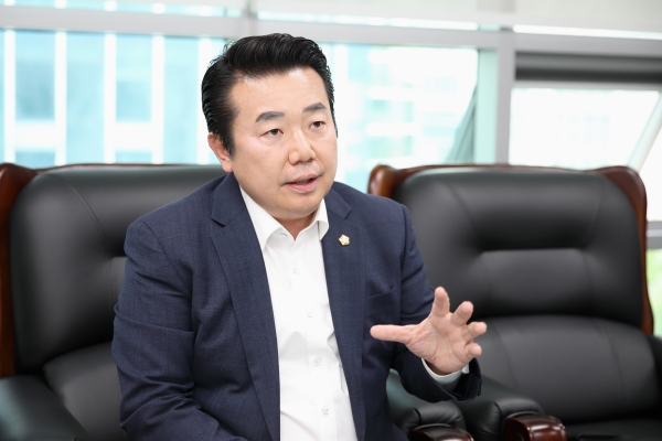 박동웅 구로구의회 의장이“46만 구로구민이 지켜보는 구의회를 이끌어 가야 하는 역할에 어깨가 무겁고 책임감을 느낀다”며 “의원 상호간 소통, 화합하며 집행부와 상호 존중하면서 구로구의 발전을 위해 의회가 선도적 역할을 할 수 있도록 최선을 다하겠다”고 밝혔다.