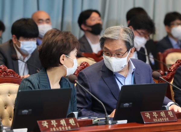 노영민 대통령 비서실장과 김현미 국토교통부 장관이 7일 오전 청와대에서 열린 국무회의에서 대화하고 있다. 사진=연합뉴스 제공