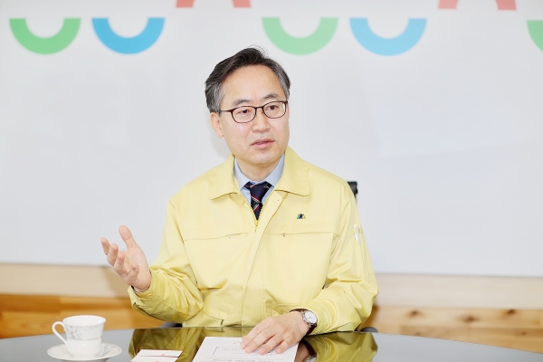 유성훈 금천구청장이 “금천의 2020년은 성장을 넘어 성숙한 도시를 향해 나아가는 재도약의 원년이 될 것” 이라며 “주민들이 체감할 수 있는 변화를 이끌어 내기 위해 현장 중심의 구정활동으로 소통하고 있다”고 밝혔다. 사진=금천구 제공