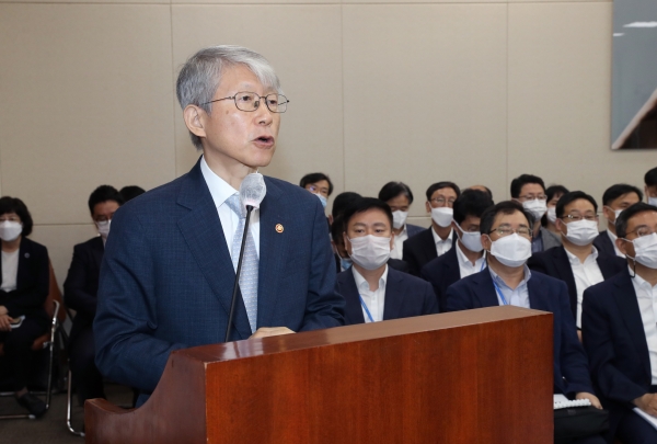 최기영 과학기술정보통신부 장관은 28일 오전 서울 여의도 국회에서 열린 과학기술정보방송통신위원회 전체회의에서 업무 보고를 통해 “5G망 구축에 정부 예산을 투입하지 않겠다”고 밝혔다. 사진=연합뉴스