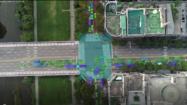 드론이 교차로를 지나는 차량을 인공지능(AI)으로 분석해 보여주는 3D 입체 영상