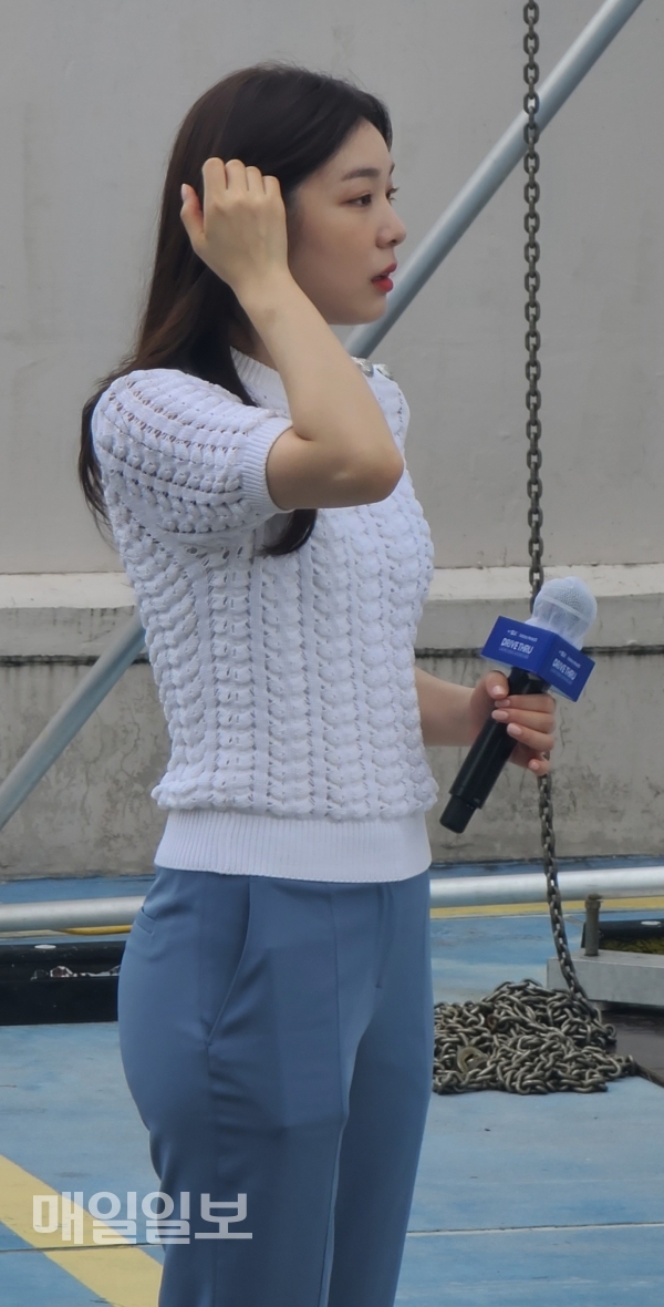 ‘피겨 여왕’ 김연아씨가 13일 SK텔레콤 ‘드라이브 스루’ 갤럭시 노트20 수령행사 무대에 오르기 전 머리카락을 정리하고 있는 모습. 사진=정두용 기자