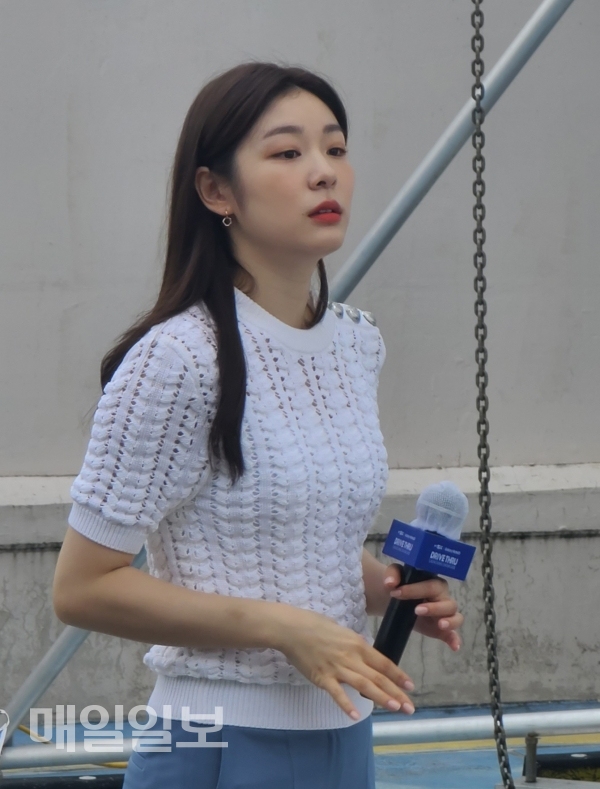‘피겨 여왕’ 김연아씨가 13일 SK텔레콤 ‘드라이브 스루’ 갤럭시 노트20 수령행사 무대에 오르기 전 머리카락을 정리하고 있는 모습. 사진=정두용 기자