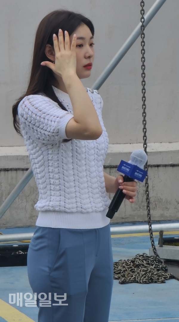 ‘피겨 여왕’ 김연아씨가 13일 SK텔레콤 ‘드라이브 스루’ 갤럭시 노트20 수령행사 무대에 오르기 전 머리카락을 정리하고 있는 모습. 사진=정두용 기자