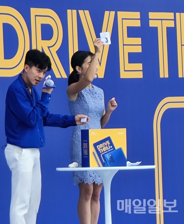 ‘태권 트롯 가수’ 나태주씨가 13일 SK텔레콤 ‘드라이브 스루’ 갤럭시 노트20 수령행사에 참석해 ‘2020 트롯 어워즈’ 추첨을 진행하고 있다. 사진=정두용 기자