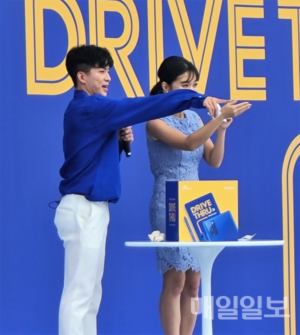‘태권 트롯 가수’ 나태주씨가 13일 SK텔레콤 ‘드라이브 스루’ 갤럭시 노트20 수령행사에 참석해 ‘2020 트롯 어워즈’ 추첨을 진행하고 있다. 사진=정두용 기자