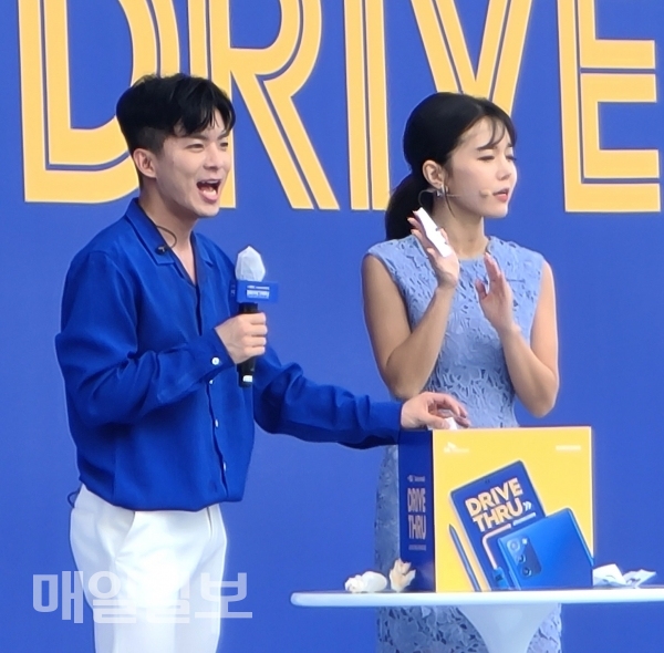 ‘태권 트롯 가수’ 나태주씨가 13일 SK텔레콤 ‘드라이브 스루’ 갤럭시 노트20 수령행사에 참석해 ‘2020 트롯 어워즈’ 추첨을 진행하고 있다. 사진=정두용 기자