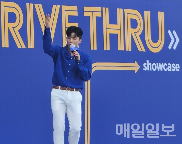 ‘태권 트롯 가수’ 나태주씨가 13일 SK텔레콤 ‘드라이브 스루’ 갤럭시 노트20 수령행사에 참석해 무대를 선보이고 있다. 사진=정두용 기자