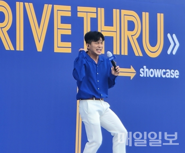 ‘태권 트롯 가수’ 나태주씨가 13일 SK텔레콤 ‘드라이브 스루’ 갤럭시 노트20 수령행사에 참석해 무대를 선보이고 있다. 사진=정두용 기자