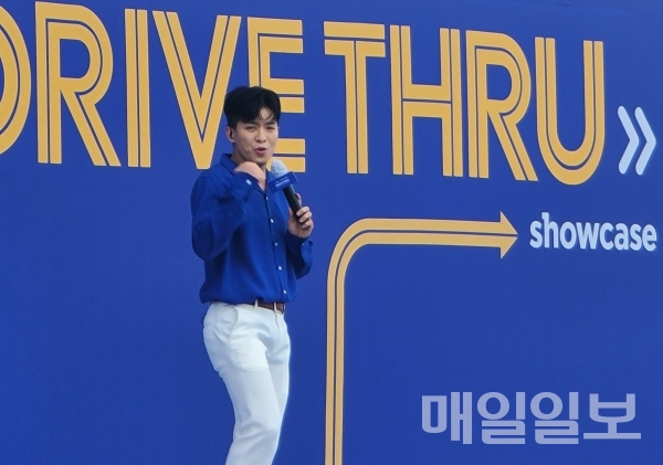 ‘태권 트롯 가수’ 나태주씨가 13일 SK텔레콤 ‘드라이브 스루’ 갤럭시 노트20 수령행사에 참석해 무대를 선보이고 있다. 사진=정두용 기자