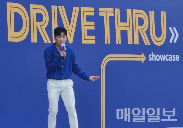 ‘태권 트롯 가수’ 나태주씨가 13일 SK텔레콤 ‘드라이브 스루’ 갤럭시 노트20 수령행사에 참석해 무대를 선보이고 있다. 사진=정두용 기자