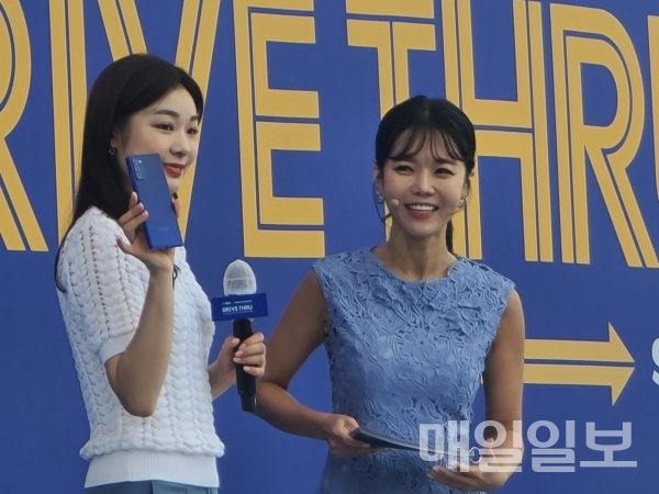 ‘피겨 여왕’ 김연아씨가 13일 SK텔레콤 ‘드라이브 스루’ 갤럭시 노트20 수령행사에 참석해 제품을 사용하고 있는 모습. 사진=정두용 기자