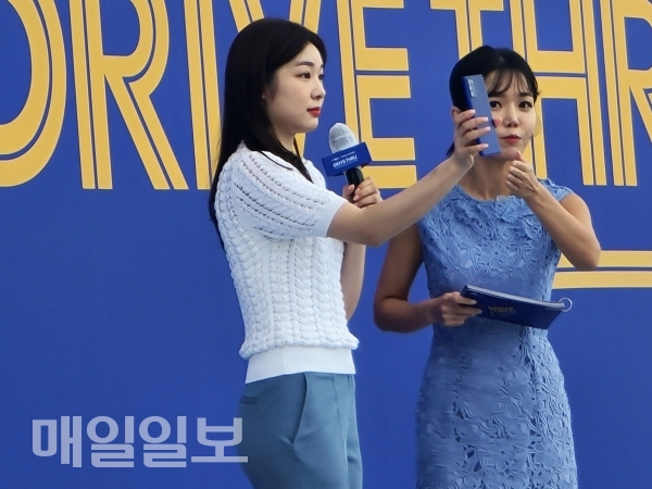 ‘피겨 여왕’ 김연아씨가 13일 SK텔레콤 ‘드라이브 스루’ 갤럭시 노트20 수령행사에 참석해 제품을 사용하고 있는 모습. 사진=정두용 기자