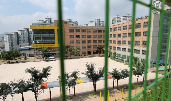 18일 개학 예정이었던 서울 성북구의 한 초등학교는 사랑제일교회발 코로나19 확산에 따라 온라인수업으로 전환됐다. 사진=연합뉴스 제공