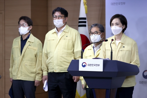 유은혜 사회부총리 겸 교육부 장관이 25일 정부서울청사에서 수도권 유·초·중·고 원격수업 전환 발표를 하고 있다. 사진=연합뉴스 제공
