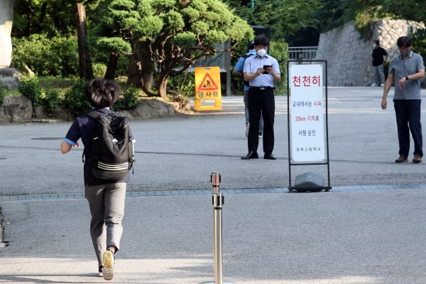 수도권 유·초·중·고의 원격수업이 실시된 가운데 서울 종로구 경복고등학교로 고3 학생들이 등교하고 있다. 사진=연합뉴스 제공