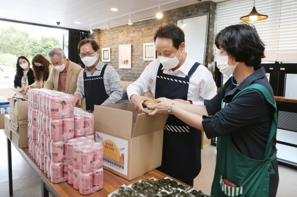 지난 25일 동구장애인복지관에서 직원, 시설종사자 등과 함께 ‘명절 꾸러미’를 만들어 복지관 이용 장애인 등 250명에게 각각 전달한 모습.(사진제공=광주광역시 동구)