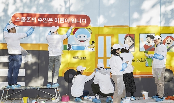 메르세데스-벤츠 사회공헌위원회, ‘안심 학교 담벼락’ 벽화 그리기 봉사활동. 사진=벤츠코리아 제공