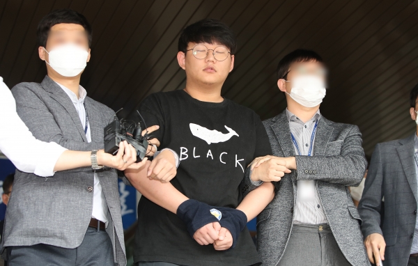 텔레그램 'n번방' 운영자로 경찰에 구속된 '갓갓' 문형욱(24·대학생)이 검찰로 송치되기 전 경북 안동시 안동경찰서를 나서고 있는 모습. 사진=연합뉴스