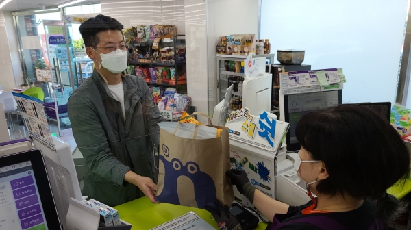 네오플은 제주도 환경 보호를 위해 편의점 브랜드 CU와 협약을 맺고 친환경 종이봉투 지원 사업을 진행한다. 사진=네오플 제공