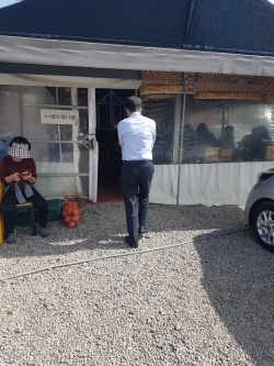 불법건축물에 식사를 하기 위해 손님이 출입하는 모습 내부에 손님이 즐비하다
