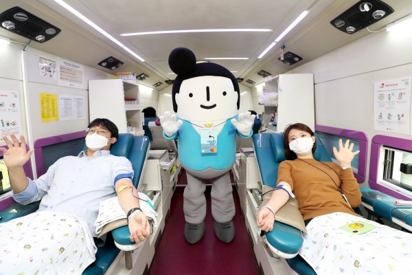 대우건설 본사 직원들이 ‘2020 대우가족 헌혈캠페인’에 참여하고 있다. 사진=대우건설