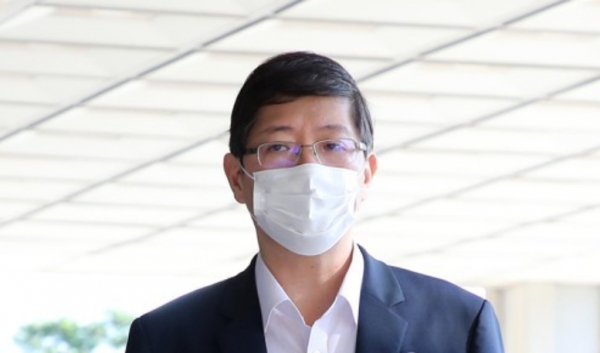'재산 축소신고 의혹'으로 더불어민주당에서 제명된 김홍걸 의원이 10일 오전 서울 서초구 중앙지검에서 조사를 받기 위해 출석해 취재진의 질문에 답하고 있다. 사진=연합뉴스