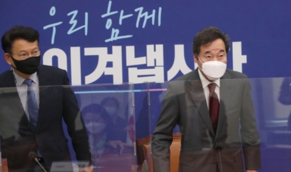 더불어민주당 이낙연 대표(오른쪽)와 송영길 한반도 TF단장이 15일 서울 여의도 국회에서 열린 한반도 TF 발족식에 참석하고 있다. 사진=연합뉴스