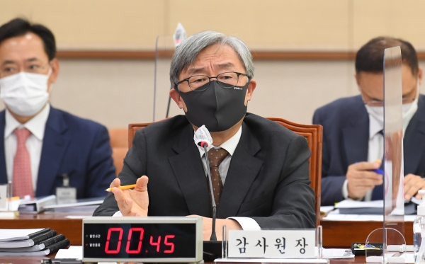 최재형 감사원장이 15일 서울 여의도 국회에서 열린 법제사법위원회의 감사원에 대한 국정감사에 출석해 의원들의 질의에 답변하고 있다. 사진=연합뉴스