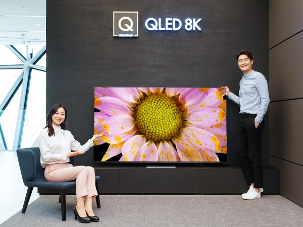 삼성전자가 미니 LED 기술을 적용한 QLED TV를 내년에 출시할 것으로 관측된다. 사진은 2020년 QLED TV. 사진=삼성전자 제공