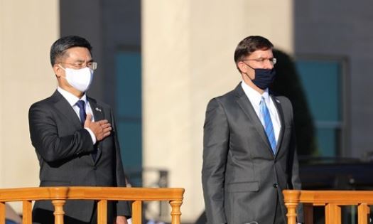 서욱 국방장관과 마크 에스퍼 미 국방장관이 14일(현지시간) 미 워싱턴DC 인근 미 국방부 청사에서 열린 제52차 한미안보협의회의(SCM)에 앞서 의장행사에 참석하고 있다. 사진=연합뉴스