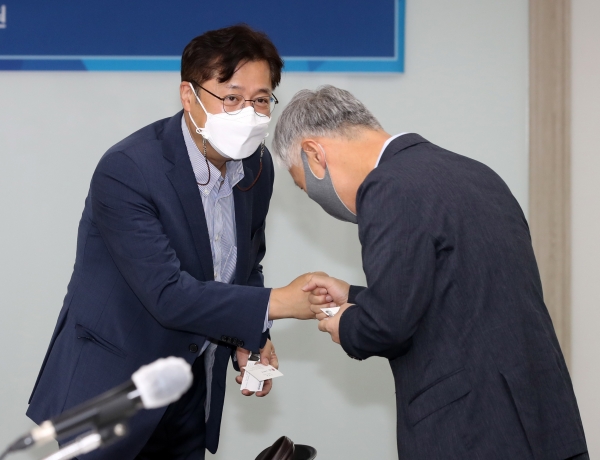 더불어민주당 홍익표 의원(민주연구원장)이 15일 서울 영등포구 중소기업중앙회에서 열린 공정경제 3법 관련 당·경제계 정책간담회에서 참석자와 인사를 하고 있다. 2020.10.15 사진=연합뉴스