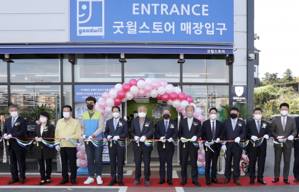 15일 경기 고양시 일산동구 식사동에 위치한 굿윌스토어 밀알일산점에서 김창학 현대엔지니어링 사장(사진 우측에서 여섯 번째), 이재준 고양시장 (사진 좌측에서 다섯 번째), 홍정길 사회복지법인 밀알복지재단 이사장(사진 좌측에서 여섯 번째)이 개관 기념식을 갖고 기념사진을 촬영하고 있다. 사진=현대엔지니어링