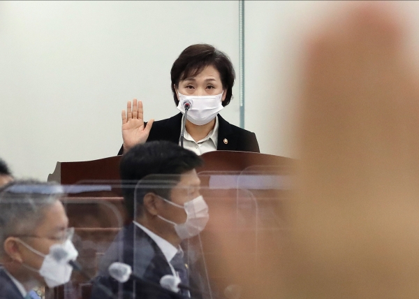 김현미 국토교통부 장관이 16일 세종시 정부세종청사에서 열린 국회 국토교통위원회의 국토교통부, 행정중심복합도시건설청, 새만금개발청에 대한 국정감사에서 대표로 선서하고 있다. 사진=연합뉴스