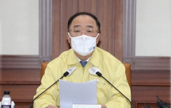 홍남기 경제부총리가 16일 정부서울청사에서 열린 제18차 비상경제 중앙대책본부 회의를 주재하고 있다. 사진=연합뉴스