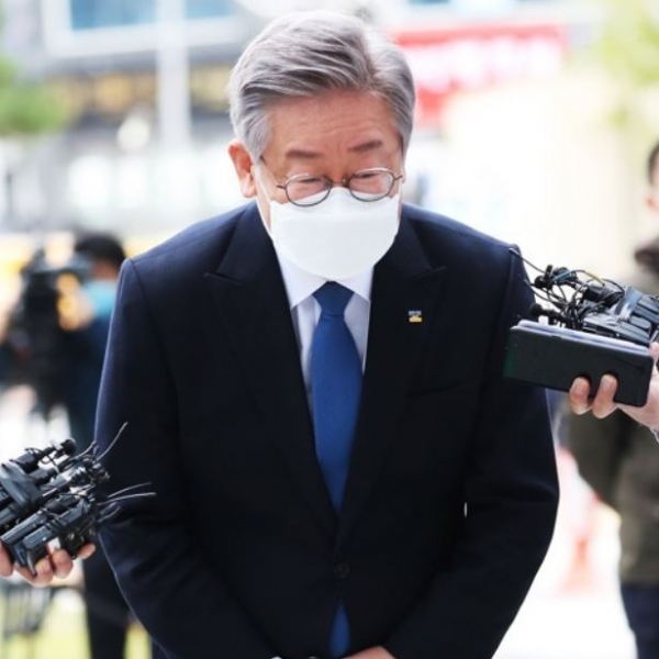 '친형 강제입원' 사건과 관련한 허위사실공표 혐의로 항소심에서 당선무효형에 처해졌다가 대법원의 무죄 취지 판결을 받은 이재명 경기도지사가 16일 오전 경기도 수원시 영통구 수원고등법원에서 열리는 파기환송심 선고공판에 출석하며 고개 숙여 인사하고 있다. 사진=연합뉴스