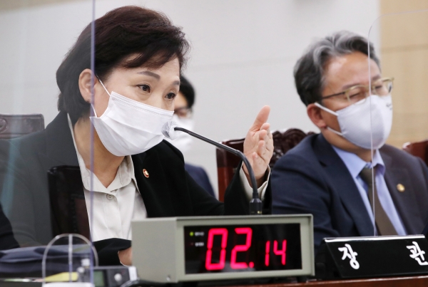김현미 국토교통부 장관이 16일 세종시 정부세종청사에서 열린 국회 국토교통위원회의 국토교통부, 행정중심복합도시건설청, 새만금개발청에 대한 국정감사에서 위원들의 질의에 답변하고 있다. 오른쪽은 손명수 국토부 2차관. 사진=연합뉴스