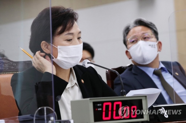 김현미 국토교통부 장관이 16일 세종시 정부세종청사에서 열린 국회 국토교통위원회의 국토교통부 국정감사에서 위원들의 질의에 답변하고 있다. 사진=연합뉴스 제공