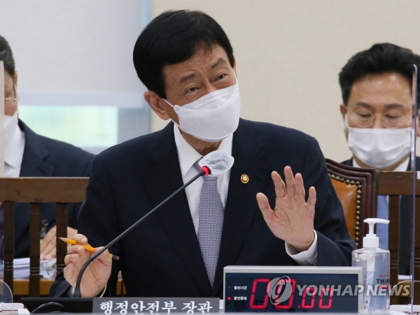 진영 행정안전부 장관이 국회 행정안전위원회 국정감사에서 답변하는 모습. 사진=연합뉴스 제공