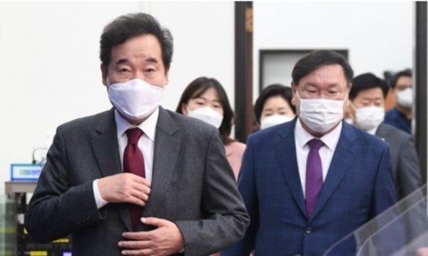 더불어민주당 이낙연 대표, 김태년 원내대표 등이 19일 오전 서울 여의도 국회에서 열린 최고위원회의에 입장하고 있다. 사진=연합뉴스
