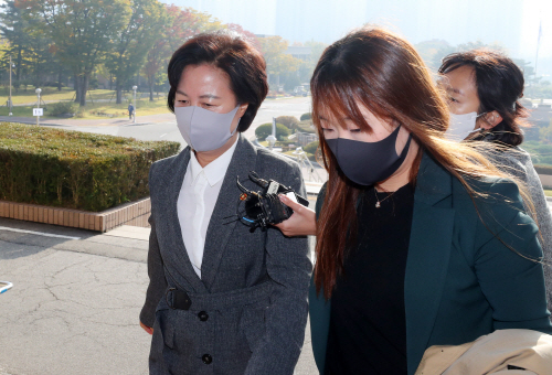추미애 법무부 장관이 19일 오전 경기도 정부과천청사 법무부에 출근하고 있다. 사진=연합뉴스
