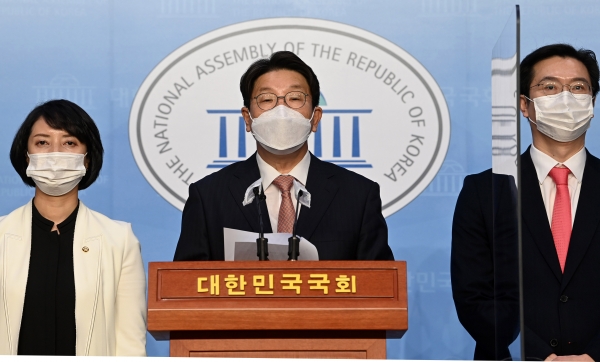 국민의힘 라임·옵티머스 권력형 비리게이트 특위 권성동 위원장과 위원들이 20일 오전 국회 소통관에서 검찰총장 수사 지휘권 배제 관련 기자회견을 하고 있다. 사진=연합뉴스