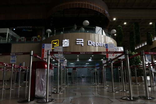 코로나19 여파로 운영 중단된 김포공항 국제선 출국장. 사진은 기사 내용과 관계 없음. 사진= 연합뉴스.