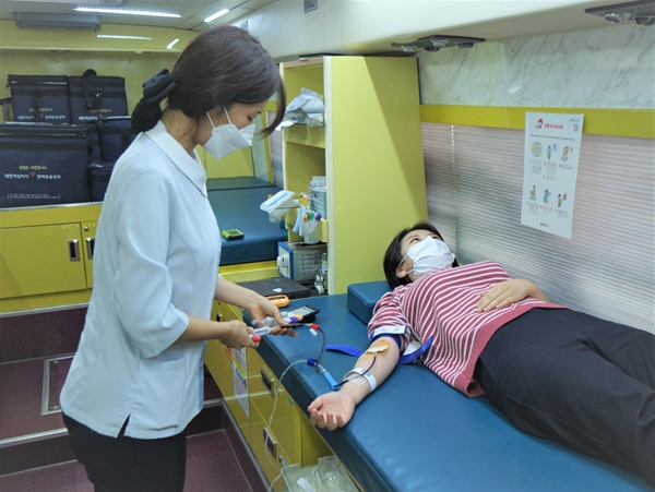 한국타이어가 지난 21일 경기도 판교 본사 임직원들과 함께 ‘사랑나눔 헌혈 캠페인’에 동참했다. 사진=한국타이어 제공