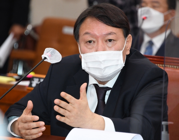 윤석열 검찰총장이 22일 오전 서울 여의도 국회 법제사법위원회에서 열린 대검찰청 국정감사에서 답변하고 있다. 사진=연합뉴스