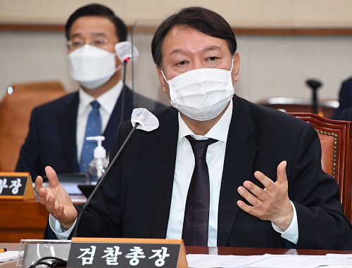 윤석열 검찰총장이 22일 오전 서울 여의도 국회 법제사법위원회에서 열린 대검찰청 국정감사에서 답변하고 있다. 사진=연합뉴스